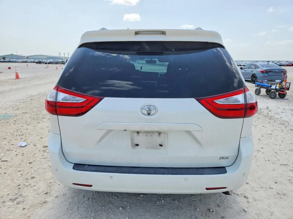 2015 TOYOTA SIENNA XLE 8-PASSENGER  