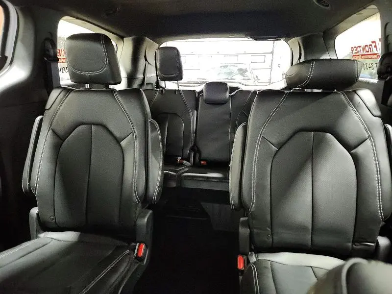 2025 CHRYSLER VOYAGER LX  