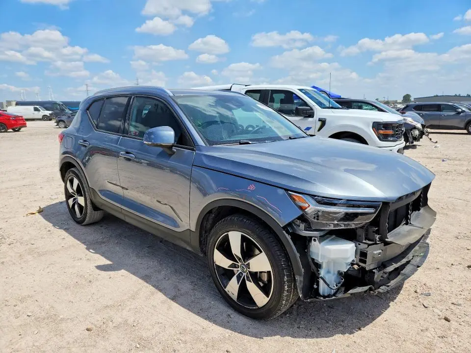 2019 VOLVO XC40 T5 MOMENTUM  
