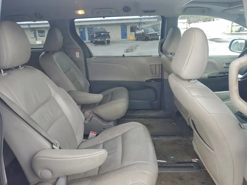 2016 TOYOTA SIENNA XLE  