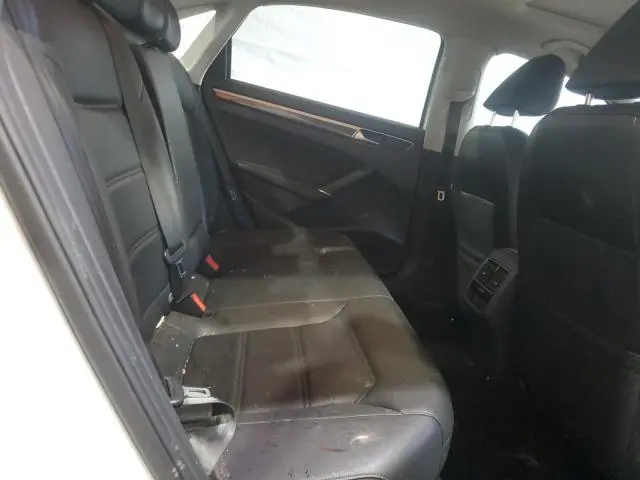 2016 VOLKSWAGEN PASSAT SE  