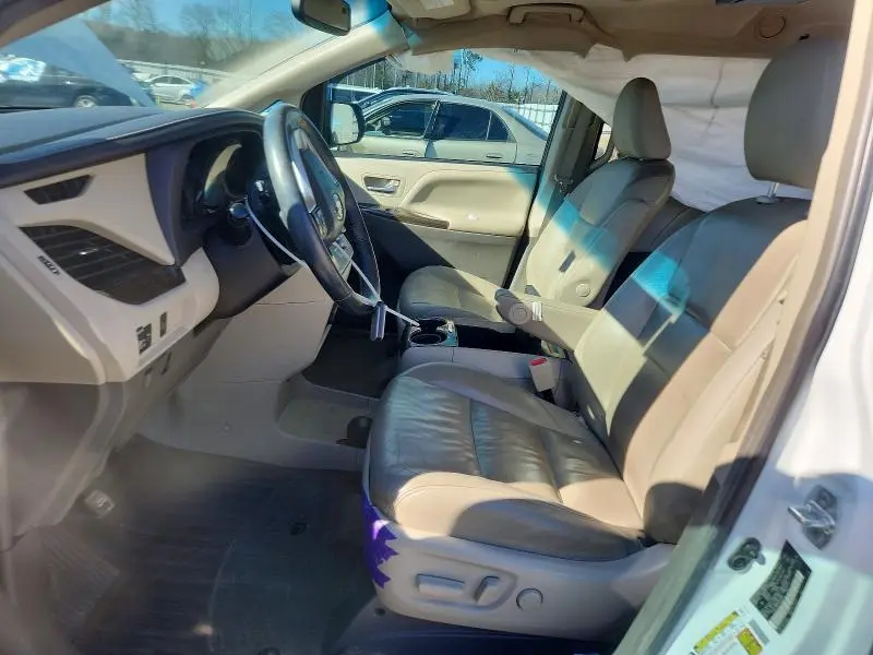 2017 TOYOTA SIENNA   