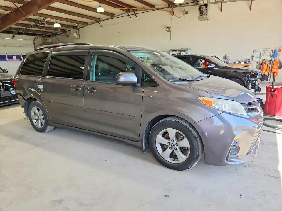 2019 TOYOTA SIENNA LE  