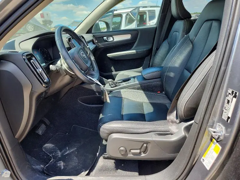 2019 VOLVO XC40 T5 MOMENTUM  