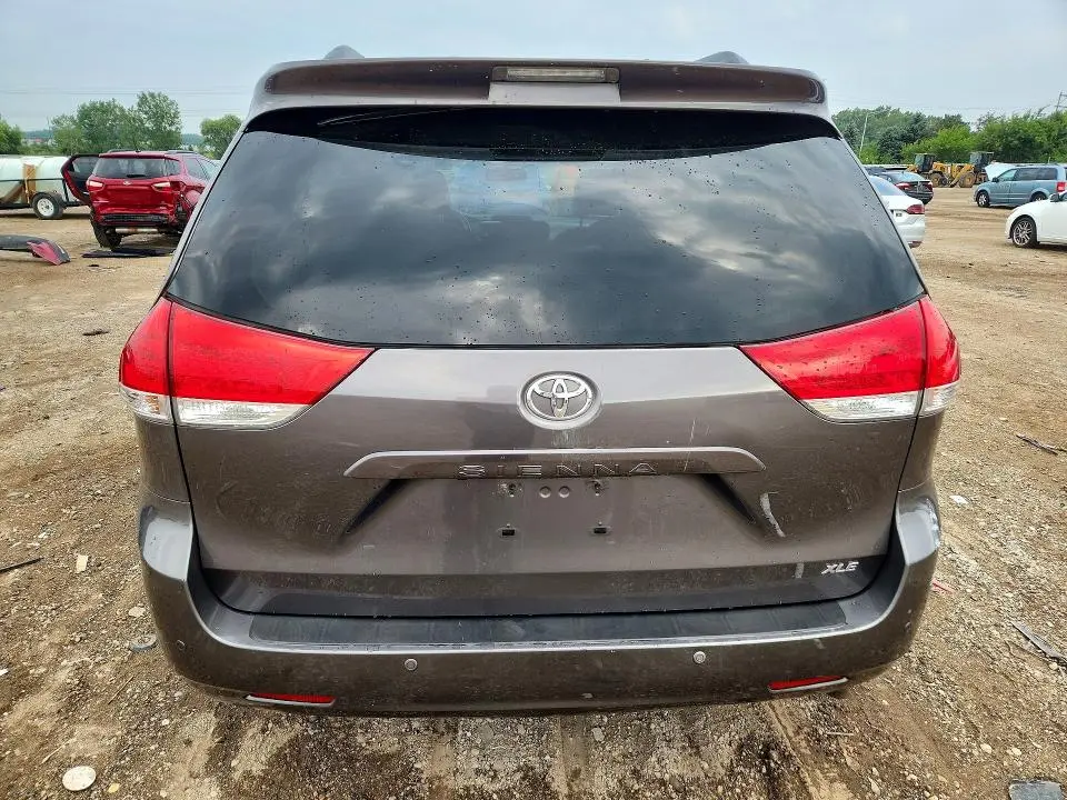 2013 TOYOTA SIENNA XLE 8-PASSENGER  