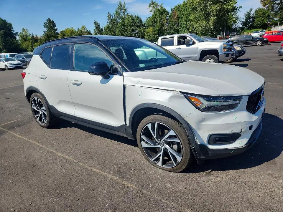 2020 VOLVO XC40 T5 R-DESIGN  