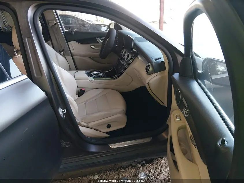 2016 MERCEDES-BENZ GLC 300  