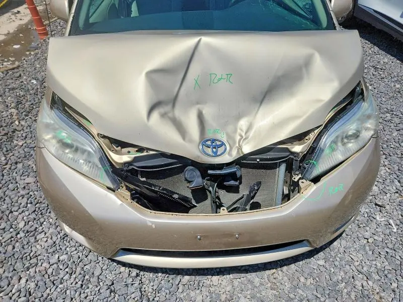 2013 TOYOTA SIENNA LE  