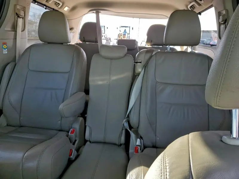 2016 TOYOTA SIENNA XLE  