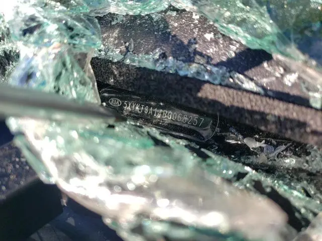 2011 KIA SORENTO BASE  