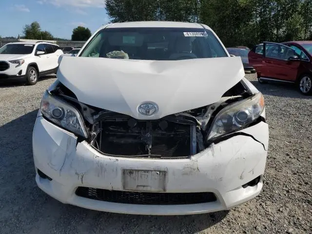 2017 TOYOTA SIENNA LE  