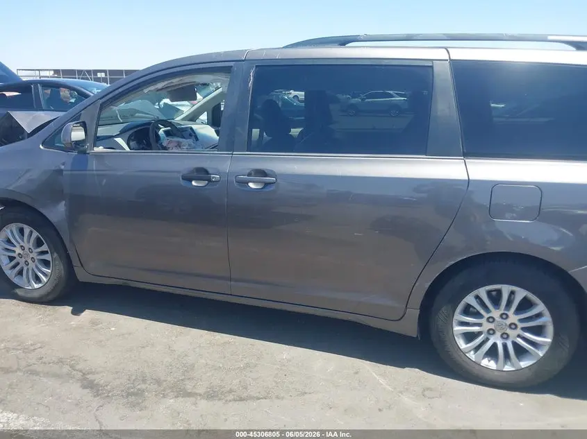 2013 TOYOTA SIENNA XLE V6 8 PASSENGER