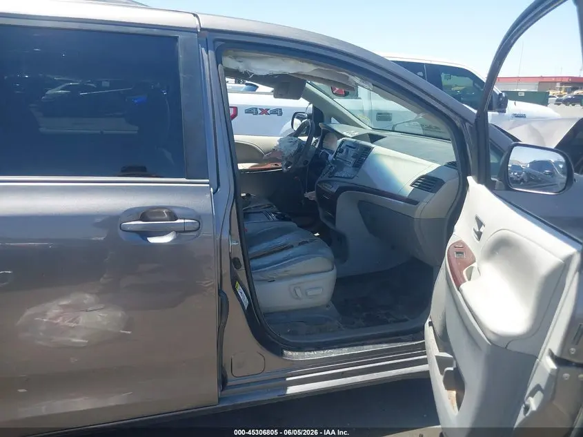 2013 TOYOTA SIENNA XLE V6 8 PASSENGER