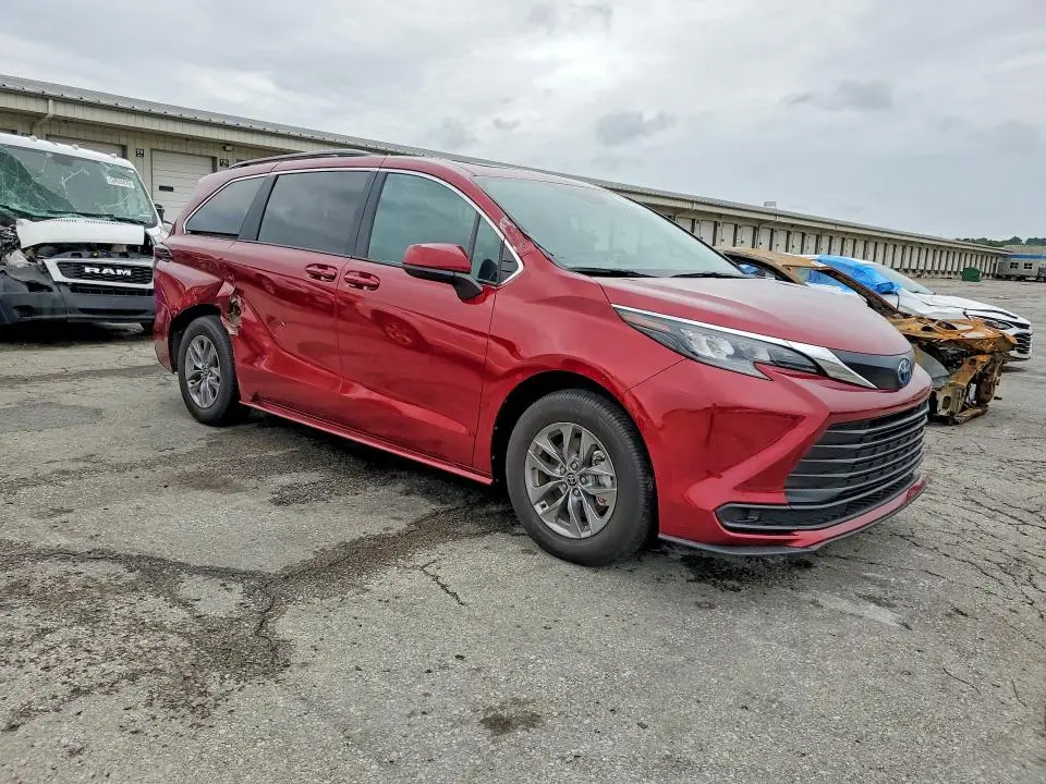 2025 TOYOTA SIENNA LE  