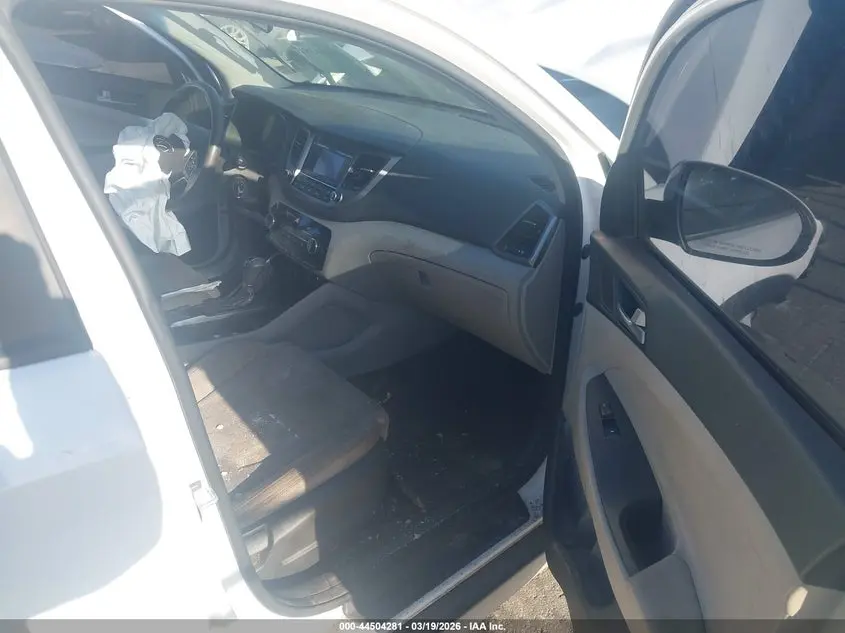 2017 HYUNDAI TUCSON SE