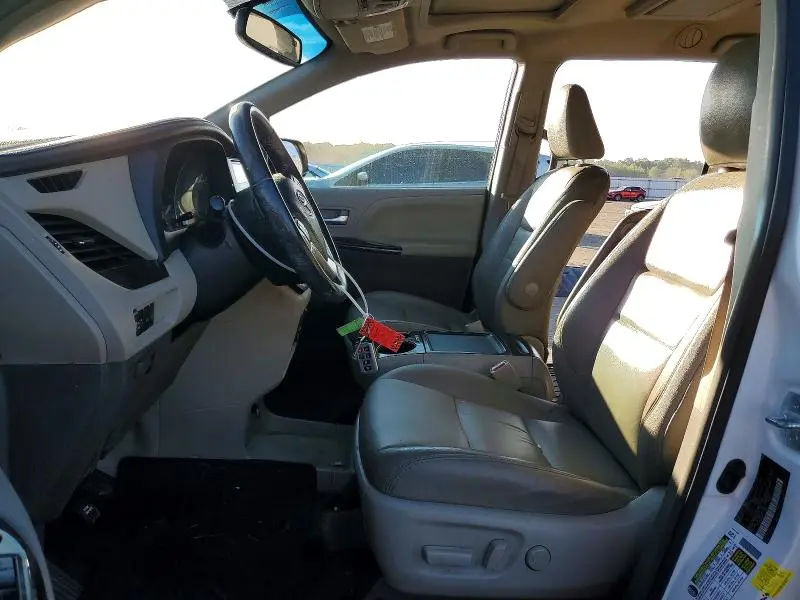 2016 TOYOTA SIENNA XLE PREMIUM 8-PASSENGER  