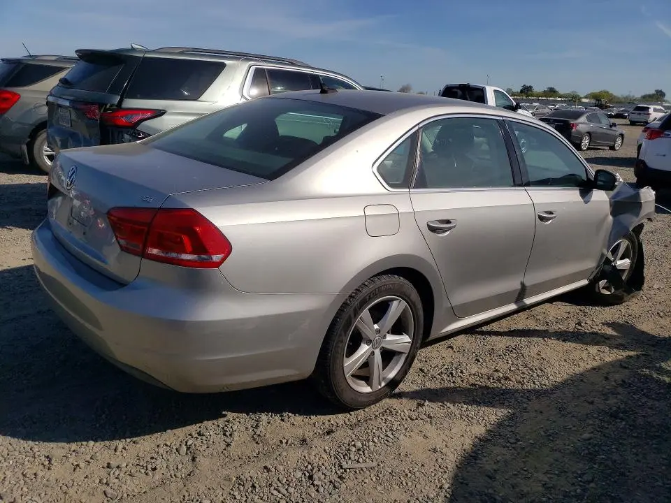 2013 VOLKSWAGEN PASSAT SE  