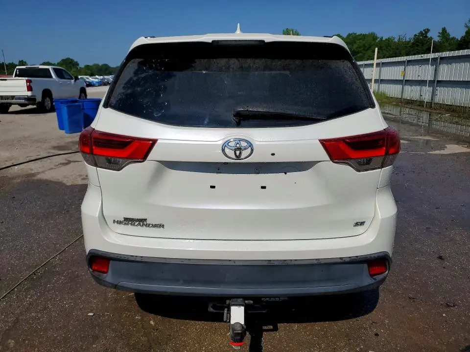 2018 TOYOTA HIGHLANDER SE  