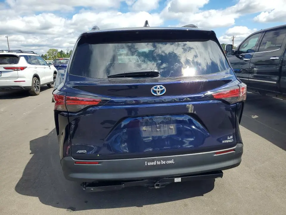 2022 TOYOTA SIENNA LE  