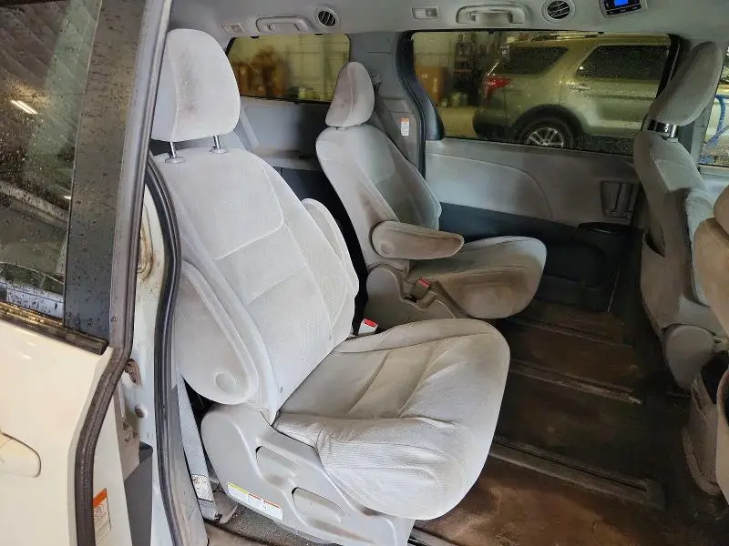 2017 TOYOTA SIENNA LE  