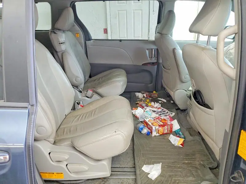 2013 TOYOTA SIENNA XLE  