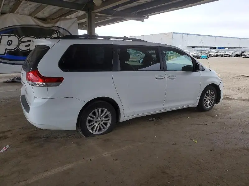 2011 TOYOTA SIENNA XLE  