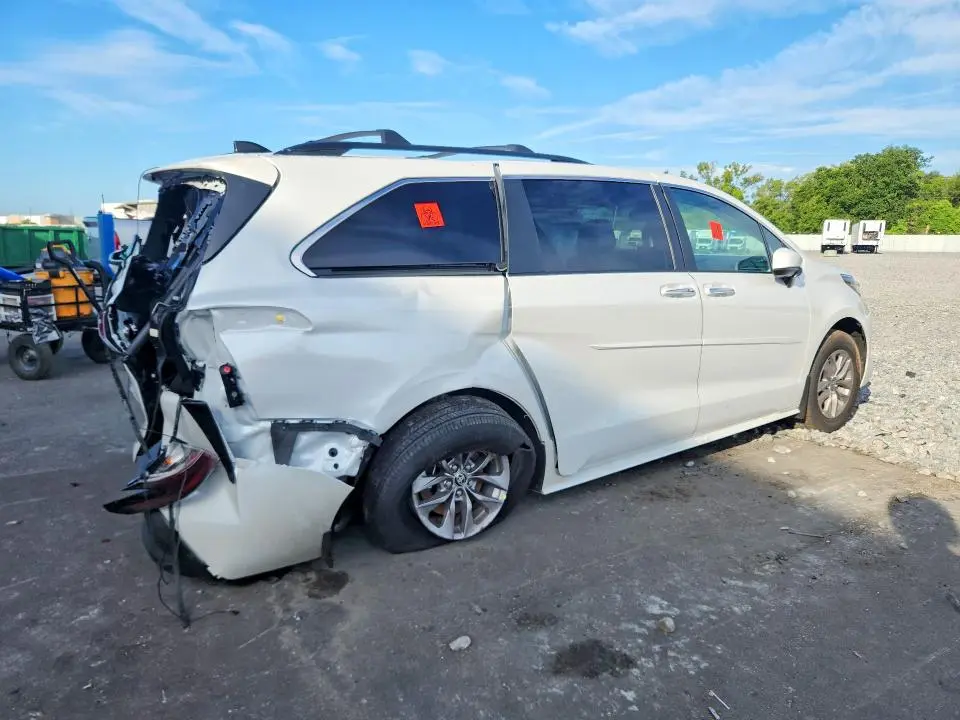 2026 TOYOTA SIENNA XLE 8-PASSENGER  