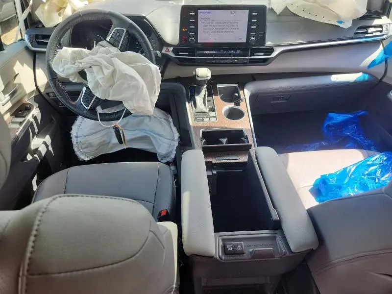 2023 TOYOTA SIENNA XLE  