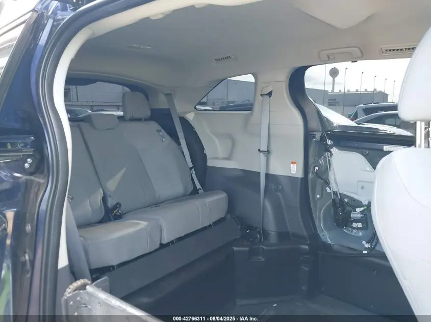 2022 TOYOTA SIENNA LE