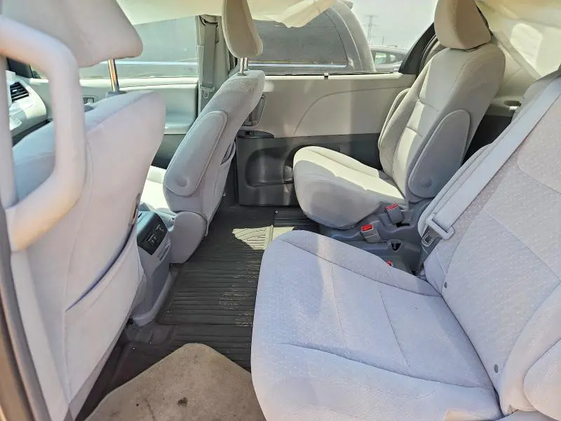 2018 TOYOTA SIENNA LE  