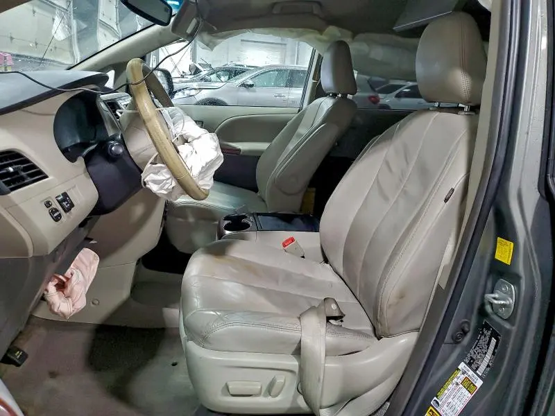 2011 TOYOTA SIENNA XLE  