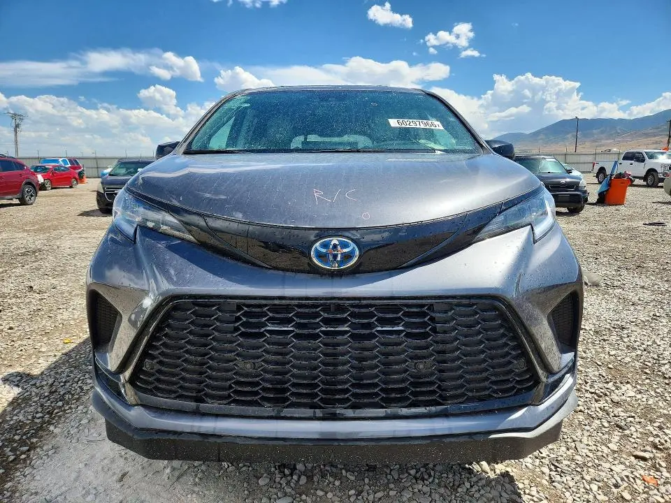 2025 TOYOTA SIENNA XSE  