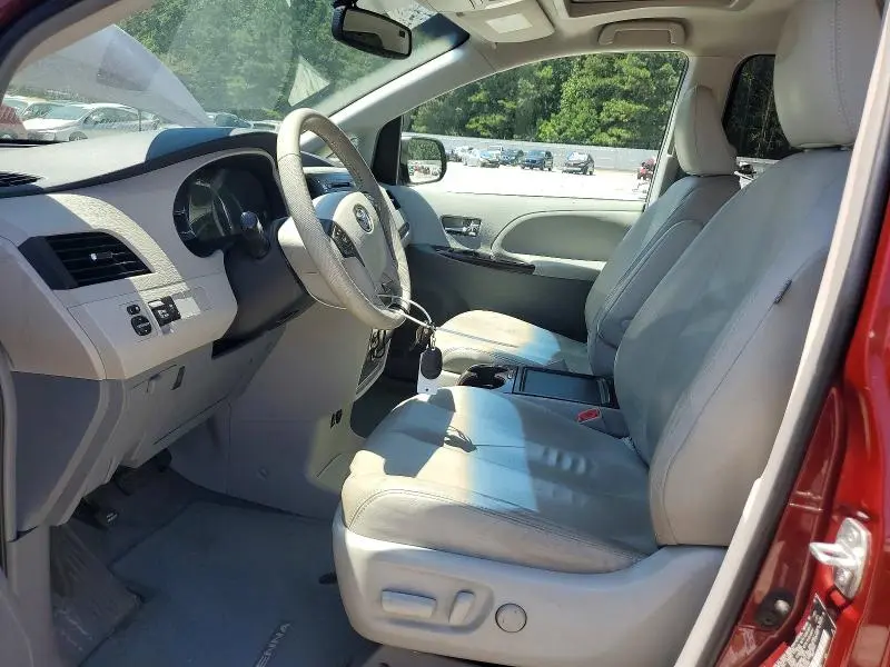 2014 TOYOTA SIENNA XLE 8-PASSENGER  