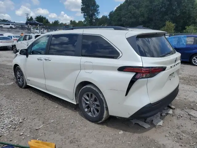 2021 TOYOTA SIENNA XLE  