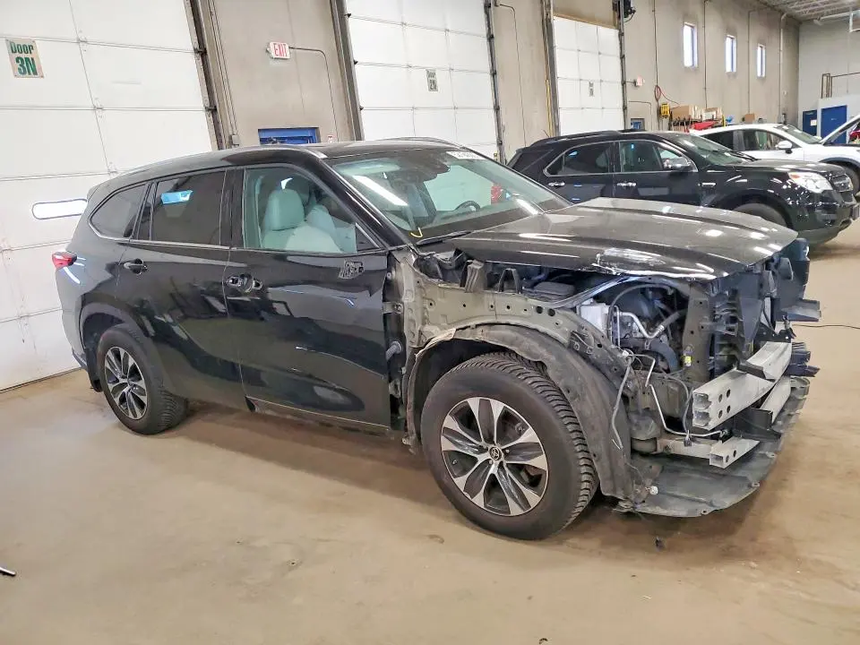 2021 TOYOTA HIGHLANDER XLE  
