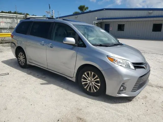 2018 TOYOTA SIENNA XLE