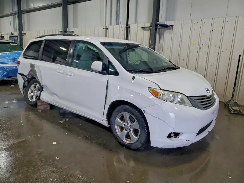 2014 TOYOTA SIENNA LE  