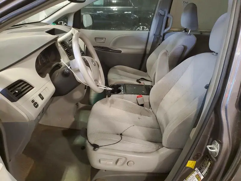 2013 TOYOTA SIENNA LE 8-PASSENGER  