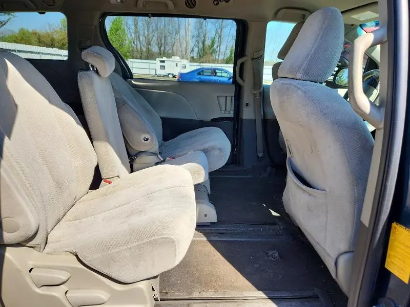 2011 TOYOTA SIENNA LE 8-PASSENGER  