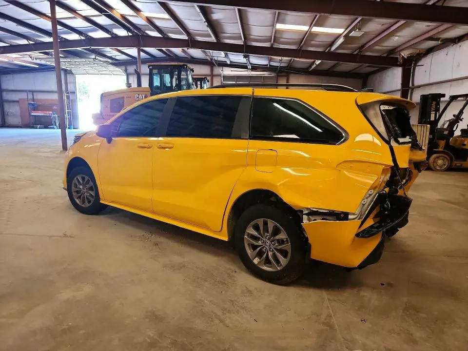 2025 TOYOTA SIENNA LE  