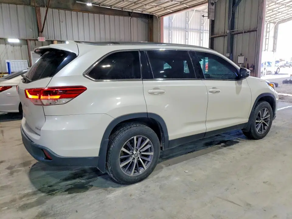 2019 TOYOTA HIGHLANDER SE  