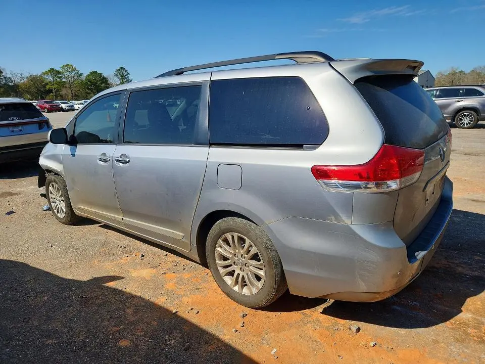 2013 TOYOTA SIENNA XLE  