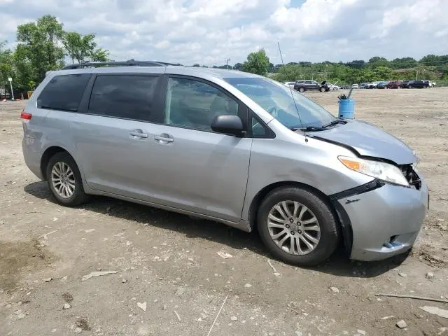 2011 TOYOTA SIENNA XLE  