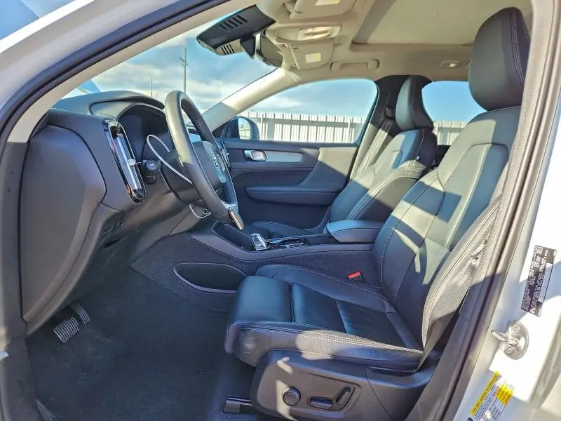 2023 VOLVO XC40 PLUS  