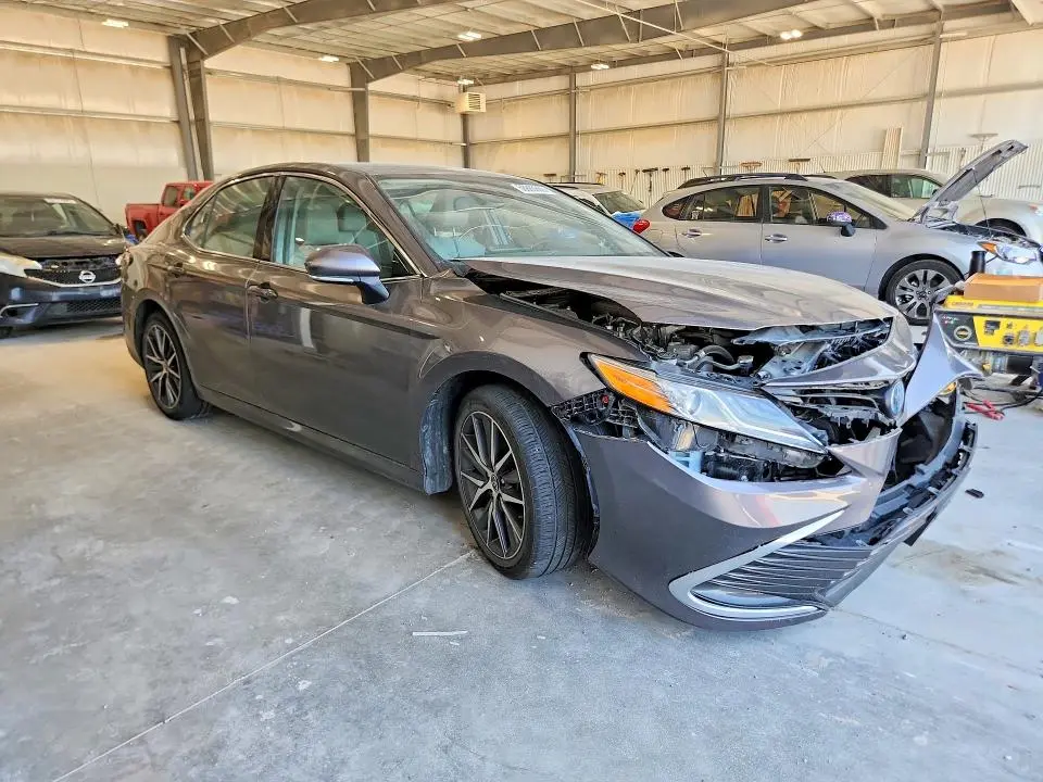 2022 TOYOTA CAMRY XLE  