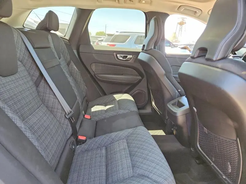 2022 VOLVO XC60 B5 MOMENTUM  