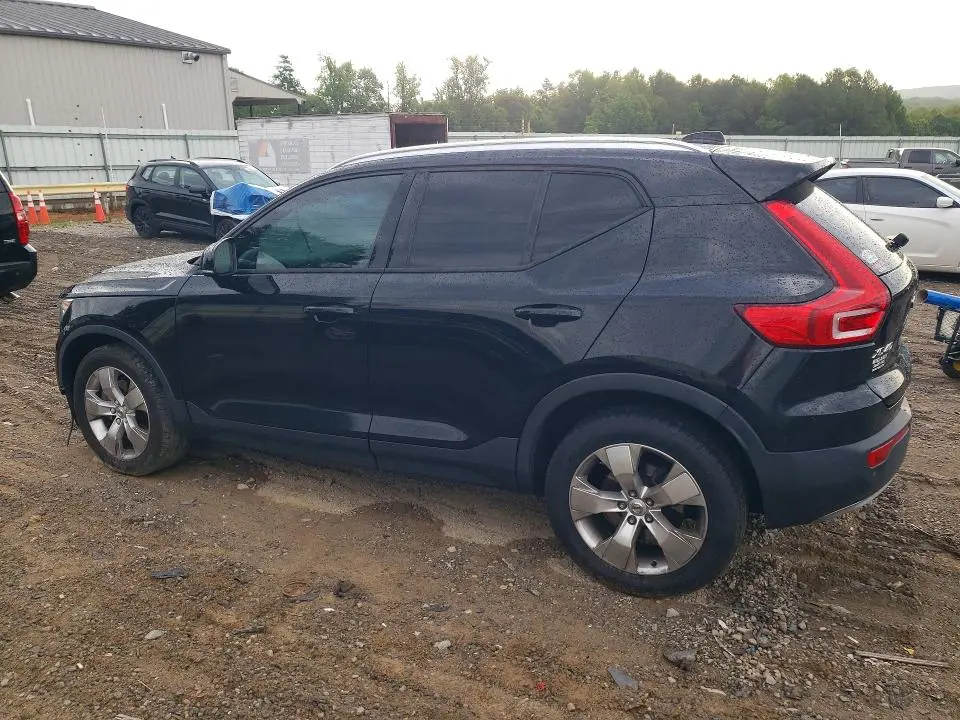 2020 VOLVO XC40 T4 MOMENTUM  
