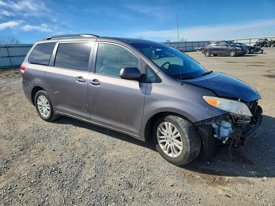 2014 TOYOTA SIENNA XLE 8-PASSENGER  