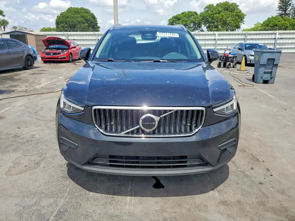 2025 VOLVO XC40 CORE  
