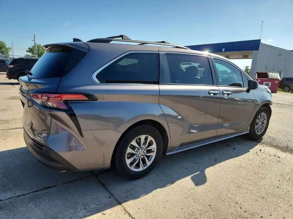 2021 TOYOTA SIENNA XLE  